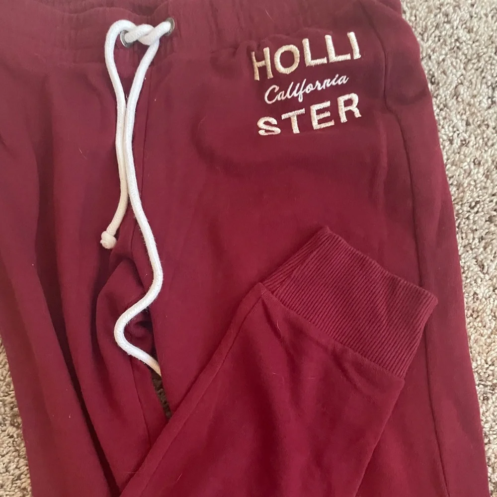 comfortable•includes pockets• adjustable strings - Picture 2 of 2